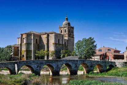 La iglesia de La Ascensión y el puente siete ojos.-