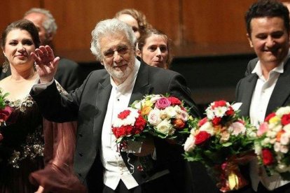 El tenor Placido Domingo, junto al resto del reparto de ’Luisa Miller’, recibe los aplausos del público en el auditorio del Festival de Salzburgo este domingo.-EFE / FRANZ NEUMAYR