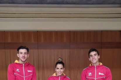 Pablo Fernández, Lidia Campo y Jesús Gómez con el trofeo de campeones. ECB