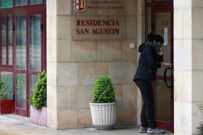Una persona en la entrada principal de la residencia de personas mayores de San Agustín en Burgos, que gestiona la Diputación Provincial. RAÚL Gª OCHOA