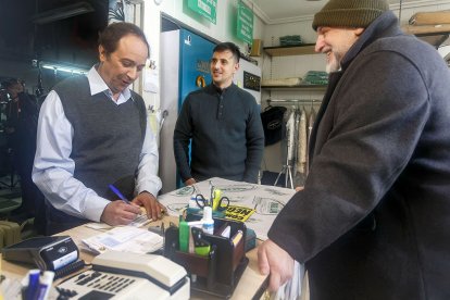 Los actores Luis Callejo (izq.) y Fernando Albizu (dcha.) junto al director David Pérez Sañudo, en el interior de la tintorería Alba de la calle Progreso. SANTI OTERO