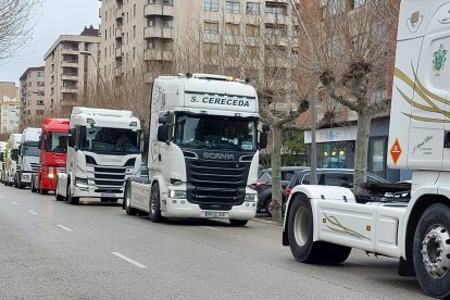 Un grupo de camiones atraviesa la capital burgalesa durante uno de los actos de protesta convocados por el sector este año por el alza de los costes del sector y la falta de ayudas.  L. G. L