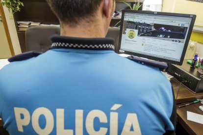 Un agente revisa la cuenta de Twitter de Policía Local. ECB