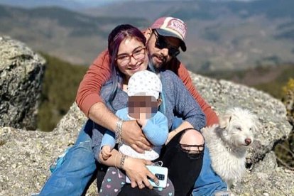 Imagen de uno de los fallecidos en Gonvarri, junto a su mujer e hijo, difundida por sus familiares. ECB