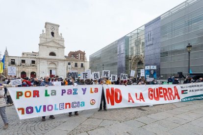 Concentración de Ciudadanía en Pie de Paz, en la plaza de San Juan, contra las guerras. SANTI OTERO