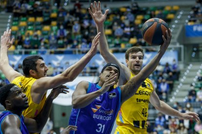 Eddie pelea bajo los aros ante los jugadores del Tenerife Shermadini y Doornekamp. SANTI OTERO