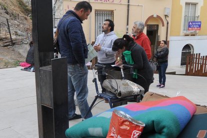 En uno de los últimos desahucios los afectados pagaban el arrendamiento, pero el dueño del piso no pagaba al banco.-ISRAEL L. MURILLO