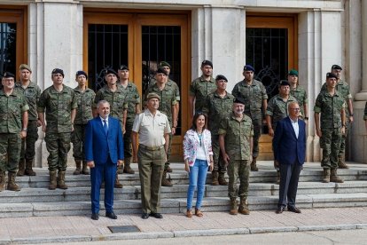 La ministra de Defensa, Margarita Robles, posa para una foto de familia en el Cuartel General de la División San Marcial, en Burgos. SANTI OTERO