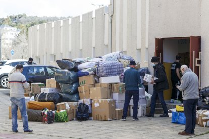 Traslado de donaciones para Ucrania desde la parroquia de Fuentecillas a una nave. SANTI OTERO