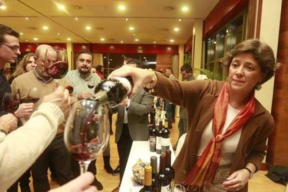 Los asistentes pudieron participar en la degustación de vinos de Ribera del Duero.-RAÚL G. OCHOA