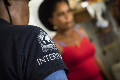 Un agente de la Interpol habla con una de las mujeres forzadas a trabajar como prostitutas junto a una mina de oro en Guyana.-/ NICOLA VIGILANTI (AP)