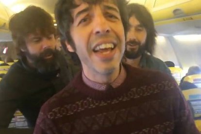 Quejosos por el trato recibido por los azafatos de la compañía 'low cost', el grupo de Barcelona les dedicó una ingeniosa canción.-