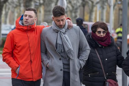 Víctor Rodríguez 'Viti', a la entrada de la Audiencia, arropado por familiares.-SANTI OTERO