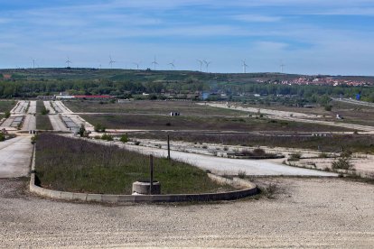 Aspecto de la urbanización inacabada del Parque tecnológico en la carretera Logroño. TOMÁS ALONSO