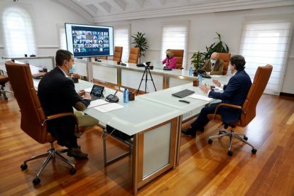 Reunión de Mañueco con alcaldes y presidentes de diputaciones. ICAL