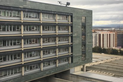 La investigación sobre la habitación compartida entre dos parejas, una de ellas contagiada, en el HUBU sigue su curso. / ECB