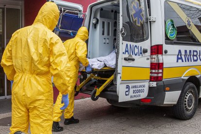 Un par de sanitarios trasladan a un enfermo en una ambulancia. SANTI OTERO