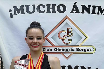 Ainhoa del Olmo posa con sus trofeos.-ECB
