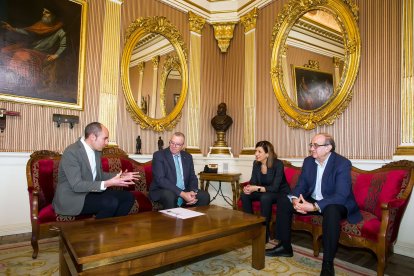 La viceportavoz del Equipo de Gobierno, Nuria Barrio, y el jefe de Gabinete de Alcaldía, Antonio Fernández Santos, charlan con Javier Soldevilla y el responsable del Burgos Convention Bureau en el Salón de Jueces del Ayuntamiento de Burgos. TOMÁS ALONSO