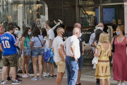 Varios grupos de personas ayer frente a un comercio del centro de Burgos. ISRAEL L. MURILLO