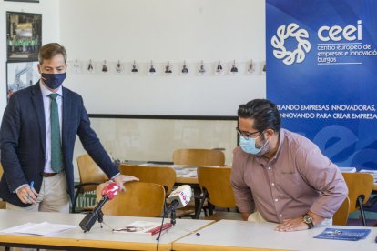 El concejal del Partido Popular, César Barriada, ayer, junto al gerente del CEEI, José Vicente Orden. ISRAEL L. MURILLO