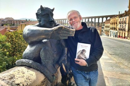 José Antonio Abella, junto a la escultura del Diablillo del Acueducto y con la novela ‘Agnus diaboli’. DARÍO GONZALO