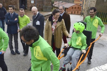 García Cirac pudo comprobar el funcionamiento de las sillas adaptadas y barras direccionales adquiridas para el proyecto.-ICAL