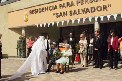 A la residencia se acercaron también algunos miembros de El cronicón de Oña,como parte de los actos con los que este año conmemoran su XXX aniversario.-G. G.