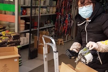 Dependienta con marcarilla en un bazar chino de Aranda esta mañana. L. V.