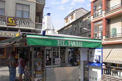 Se vendieron tres décimos del número agraciado en este kiosco de la plaza de la Virgencilla.