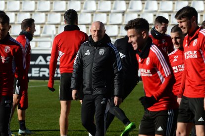 Julián Calero, rodeado de sus jugadores en el entrenamiento. TOMÁS ALONSO