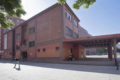Vista exterior de la Escuela Universitaria de Relaciones Laborales y Recursos Humanos.-RAÚL G. OCHOA