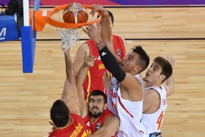 Willy Hernangómez machaca el aro de Montenegro ante su hermano Juancho-AFP / DANIEL MIHAILESCU