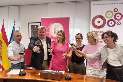 El presidente del Consejo Regulador brinda con el Ayuntamiento de Aranda, la Ruta del Vino y las asociaciones de Asebor y Asohar