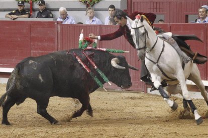 El rejoneador Óscar Borjas, durante un lance.-ECB