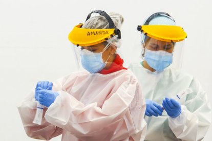 Sanitarios durante la realización de test PCR en el Bierzo. ICAL