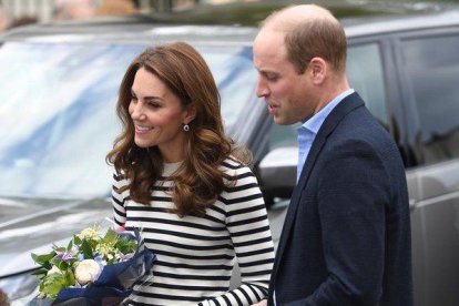 Los duques de Cambridge, Guillermo y Kate, llegan la residencia de los duques de Sussex, Enrique y Meghan, para visitar al recién nacido, este martes.-EFE