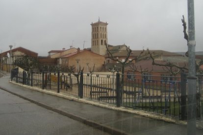 La torre de San Miguel Arcángel es visible desde cualquier parte de Arcos de la Llana. ELTITOMAC