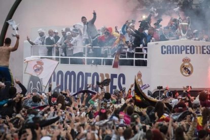 El autobús del Real Madrid llega a la Cibeles para ofrecer la 'undécima' a los aficionados.-AFP / PEDRO ARMESTRE