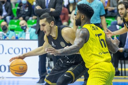 Kravic postea en el encuentro ante el Oldenburg disputado en el Coliseum. SANTI OTERO