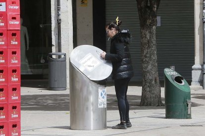 Una mujer tira la basura en uno de los contenedores soterrados. ISRAEL L. MURILLO