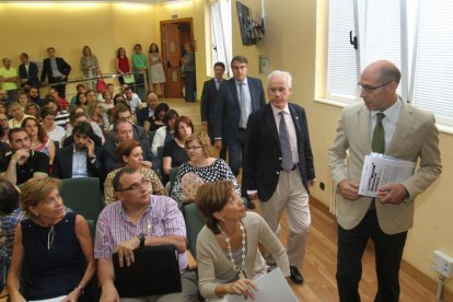 El viceconsejero de Economía y Competitividad, Carlos Martín Tobalina (D); junto al delegado de la Junta, Luis Domingo González (2D); y al director de la ADE, José María Ribot (3D), se reúne con empresarios de Palencia.-ICAL