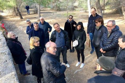 Familias de madrileños fusilados por el franquismo, en el paredón de Paterna (Valencia) este viernes.-EL PERIÓDICO