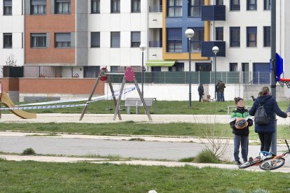 Niños jugando junto a un parque infantil clausurado. ISRAEL L. MURILLO