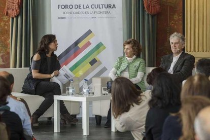 La charla entre Julia Navarro y Juan Luis Arsuaga, moderada por Mara Torres (i.), despertó curiosidad.-Santi Otero