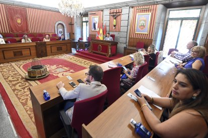 El equipo de Gobierno se reunió en el Salón de Plenos para fijar las prioridades de los próximos meses. SANTI OTERO