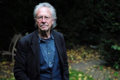 Peter Handke, en su casa en Chaville, cerca de París, el día del anuncio del Nobel.-EFE / JULIEN DE LA ROSA