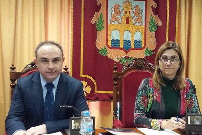 Emilio Berzosa compareció ayer ante la prensa junto a la alcaldesa, Raquel González.-L.V.