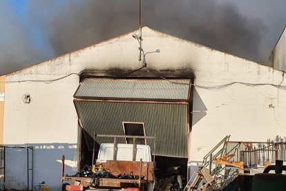 Un incendio calcina tres naves en Aranda. ECB