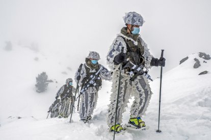 Efectivos ascienden a la cumbre con su equipo de combate. MIGUEL ALONSO